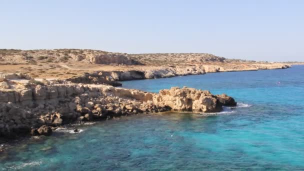 Cyprus kustlijn op een zonnige dag - Video