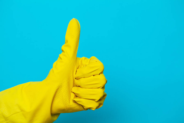 クリーニングのための黄色の手袋で手 - 写真・画像