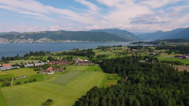 Flächenaufnahme von Lake Zug und Rigg über dem Golfplatz von Holzhusern, Schweiz - Filmmaterial, Video