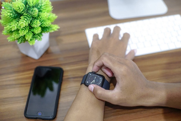 Bali Indonesia 17 июня 2020 года: женские руки с яблоком, Apple Watch представляет собой линейку умных часов разработан, разработан и продается Apple Inc
. - Фото, изображение