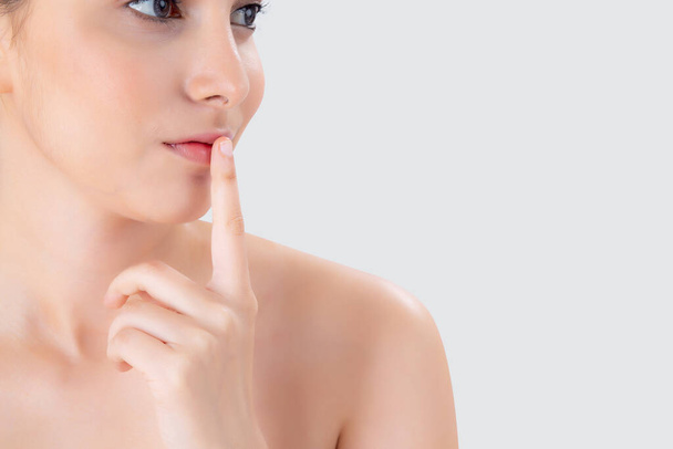 Piękno młoda azjatycka kobieta gest palec na ustach pokazując ciche i tajne o pielęgnacji skóry na twarzy izolowane na białym tle, piękne kobiety z opieki nad skórą dla zdrowia na twarzy. - Zdjęcie, obraz