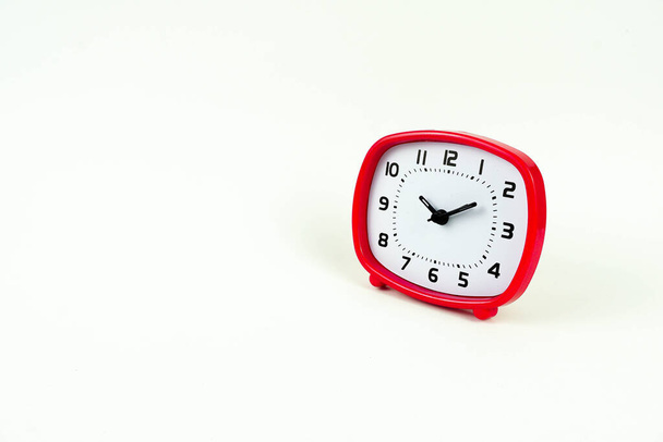 Imagen de reloj despertador de mesa roja aislado sobre blanco. Céntrate en el reloj
. - Foto, imagen