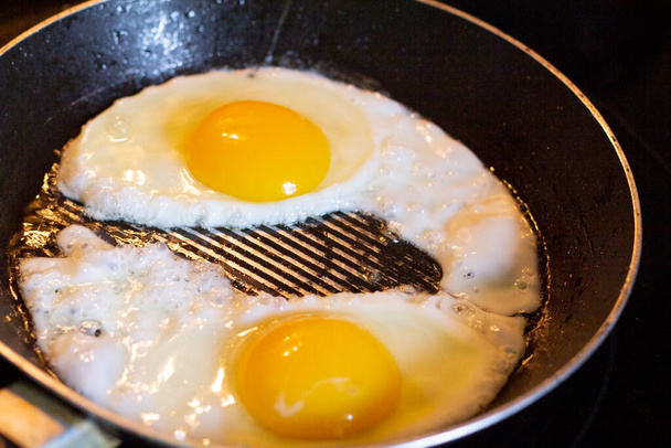 faire frire les œufs dans la poêle à faible lumière - Photo, image