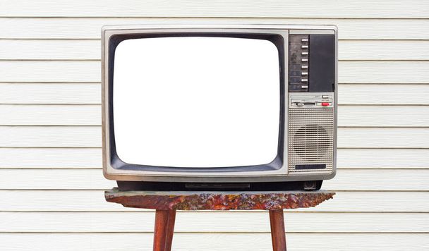 oude retro home TV ontvanger op oude houten tafel op witte houten muur - Foto, afbeelding