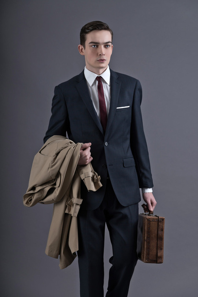 Moda retro años cincuenta joven hombre de negocios con traje oscuro y ti
 - Foto, Imagen