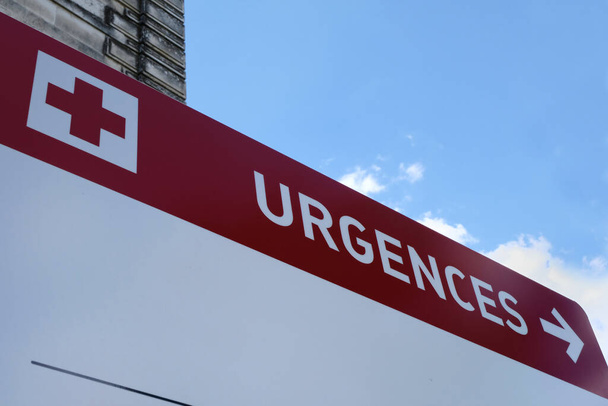 Panneau indiquant les urgences hospitalières
  - Photo, image