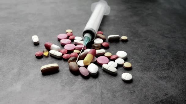 fecskendő és tabletták szürke alapon, felülnézet  - Felvétel, videó