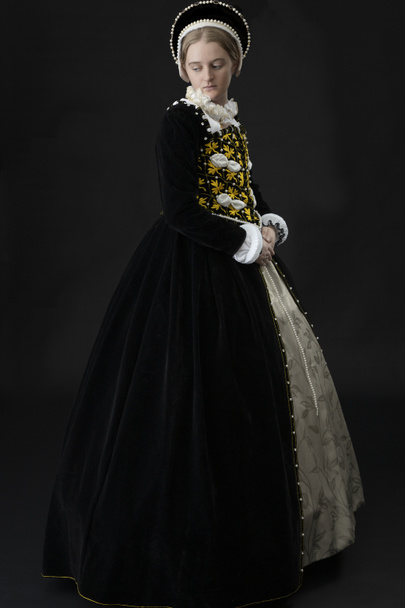 Tudor-Frau in schwarzem Samtkleid mit Goldstickerei - Foto, Bild
