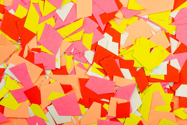 Texture de fond abstraite de papier multicolore coupé en petits morceaux sur la surface. différentes formes et différentes couleurs de rabats bemaga de différentes formes
 - Photo, image