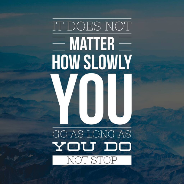 Inspirerende citaten Het maakt niet uit hoe langzaam je gaat, zolang je niet stopt, positief, motivatie - Foto, afbeelding