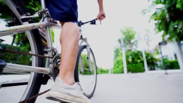 Erkek, köyde egzersiz için bisiklete biniyor. Aile arasında sosyal uzaklık, konsept koronavirüs, covid-19 pandemisi. Evden çalışma, sosyal mesafe, karantina,  - Video, Çekim