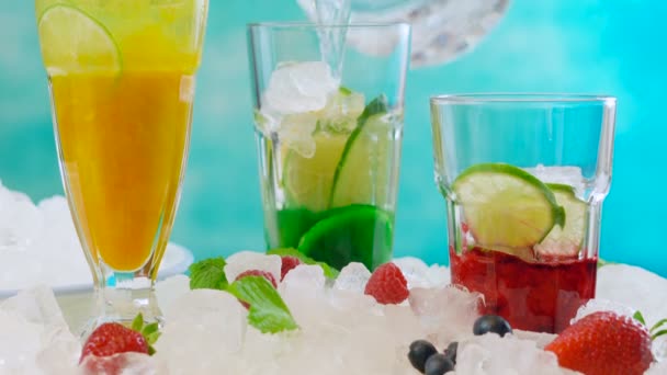 Sommerliche Spritzer-Getränke mit Obst und Mineralwasser zubereiten. - Filmmaterial, Video