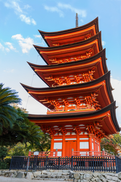 Cinco pagoda Storied en Toyokuni Shrine en Miyajima
 - Foto, imagen