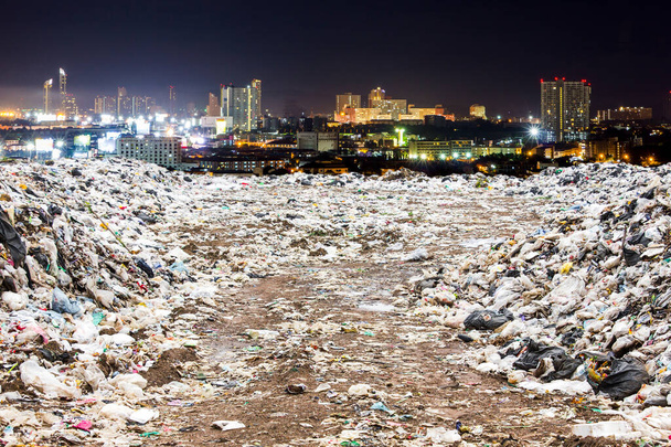 мусорная свалка и ночной город, свалка мусора на свалке или свалке, окружающая среда или глобальная концепция загрязнения
 - Фото, изображение