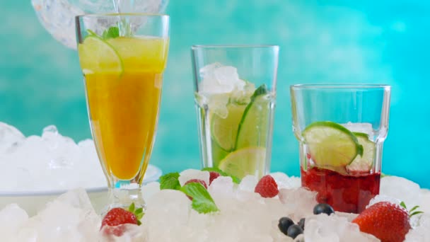 Préparation des boissons Spritzer d'été avec des fruits et de l'eau minérale pétillante
. - Séquence, vidéo