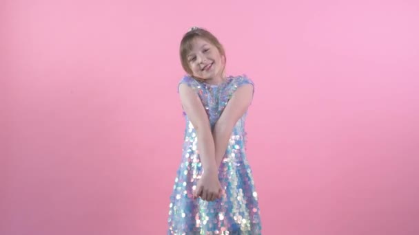 Confused young beautiful girl in a bright, fashionable dress. Happy smiling girl - Materiał filmowy, wideo