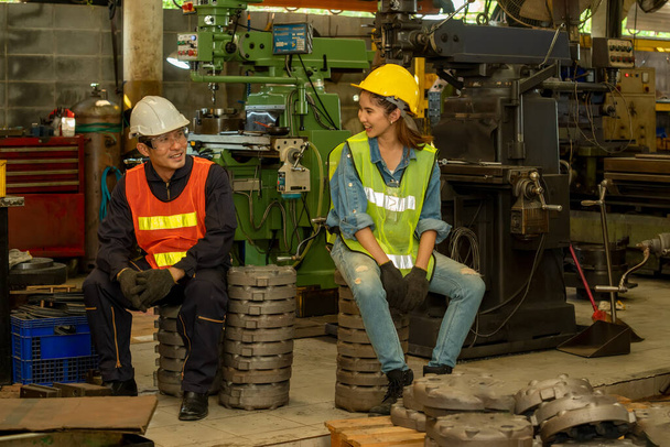 Retrato de grupo de un equipo de ingenieros que trabajan en una fábrica industrial
. - Foto, Imagen