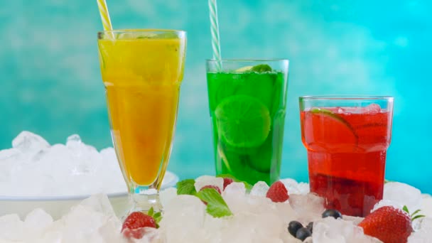 Sommerliche Spritzer-Getränke mit Obst und Mineralwasser zubereiten. - Filmmaterial, Video