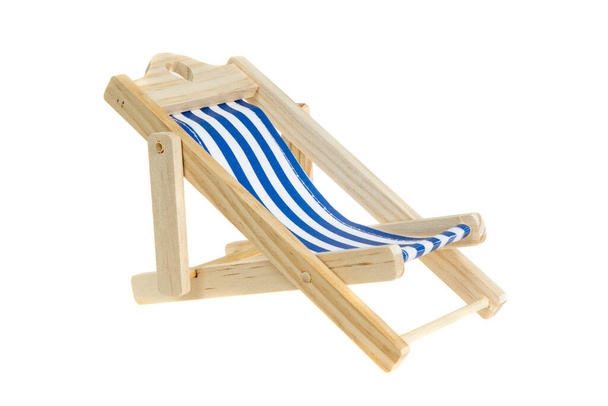 Cadeira de praia isolada em branco. Cadeira de plataforma listrada azul e branco. - Foto, Imagem