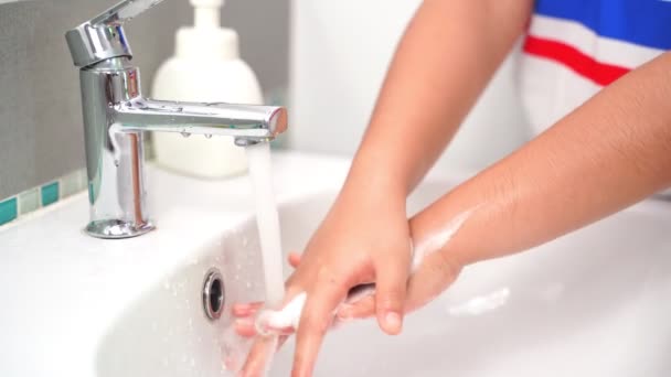 Homem lavando a mão com sabão e água sob torneira na pia Dentro da casa para evitar a infecção do coronavírus, covid-19
 - Filmagem, Vídeo