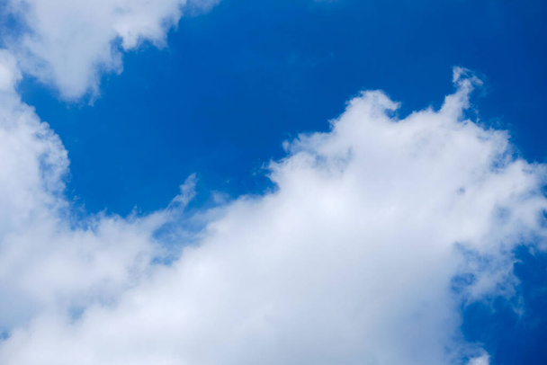 光沢のある日のソフトフォーカス雲と青い空 - 写真・画像