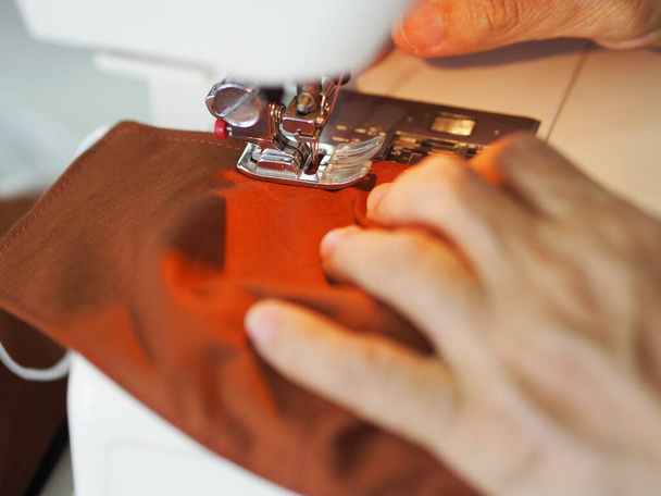 Accesorios de la máquina de coser coser mascarilla tela material protección contra el virus covid-19 enfermedades del polvo y la atención médica mujer que trabaja
 - Foto, Imagen