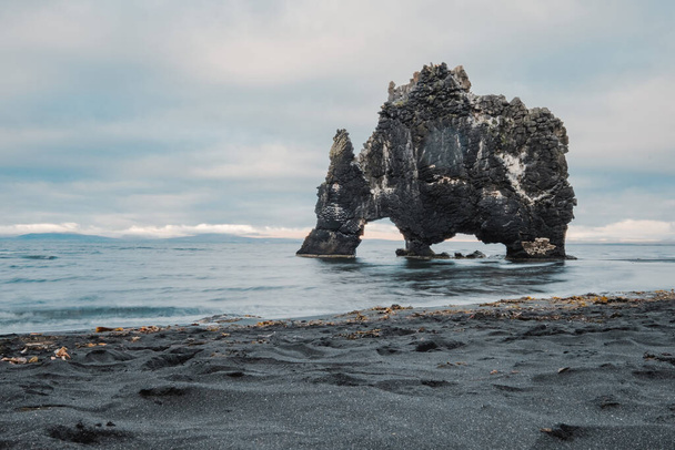 Hvitserkur bazalt hegyi szikla Izland keleti partján. Vatnsnes-félsziget. - Fotó, kép