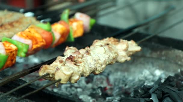 Roosteren kip malai tikka koken op een Indiase houtskool grill. Sluitingen van kippen. - Video