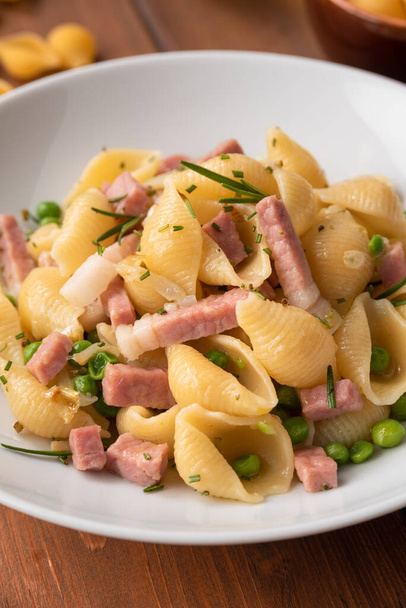 Heerlijke Italiaanse pasta met ham en erwten - Foto, afbeelding