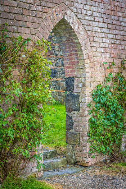 Cancello e piante su un muro al Tempio di Mussenden, Castlerock, Do Derry, Irlanda del Nord - Foto, immagini