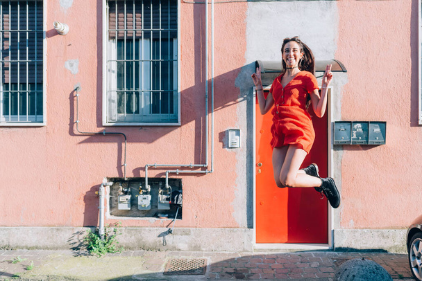 joven mujer al aire libre divertirse riendo saltar
 - Foto, Imagen