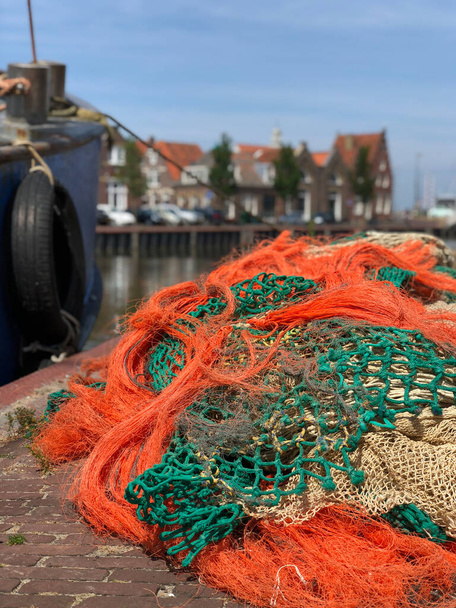 Reti da pesca vicino a una barca a Harlingen, Frisia Paesi Bassi
 - Foto, immagini