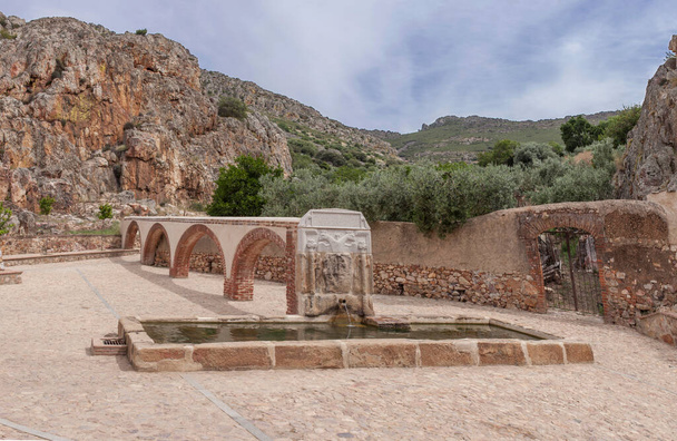 Fuente del Pilar Palomas construida en el siglo XVI, Hornachos, España. Escudo imperial de Carlos V tallado en el centro
 - Foto, Imagen
