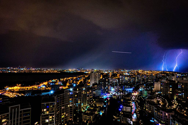 Blitz-Moment über der Stadt - Foto, Bild