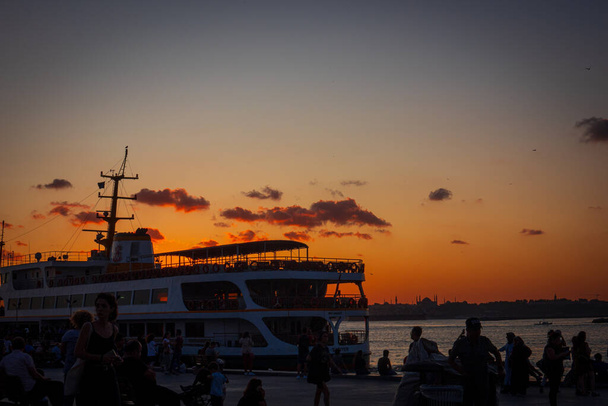 Stoomboten bij zonsondergang in Istanbul - Foto, afbeelding