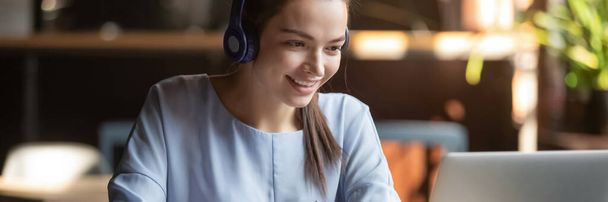 Kobieta nosić słuchawki patrzeć na komputer cieszyć się badania z korepetytorem - Zdjęcie, obraz
