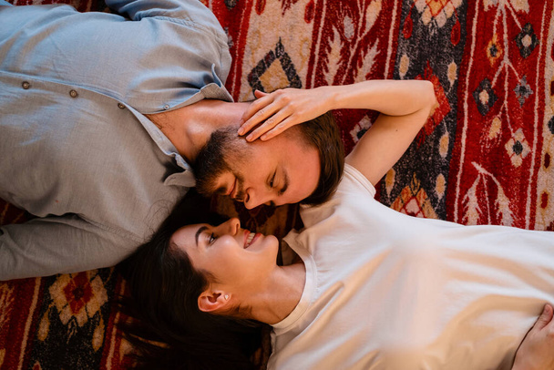 Affascinante coppia di giovani bellissimi amanti su tappeto - Foto, immagini