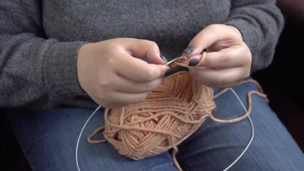 As mãos de mulher tricotam-se da lã cinza. Tricô à mão
 - Filmagem, Vídeo