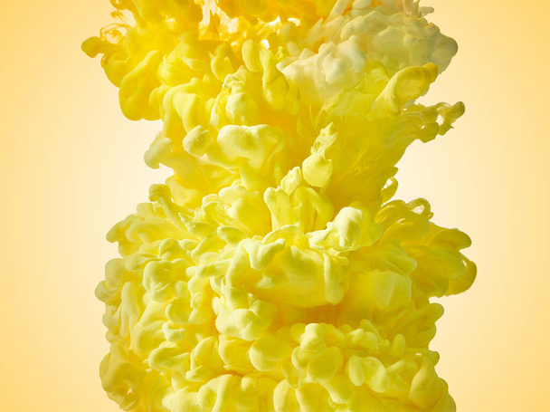 Tinta abstrata amarela na água - Foto, Imagem