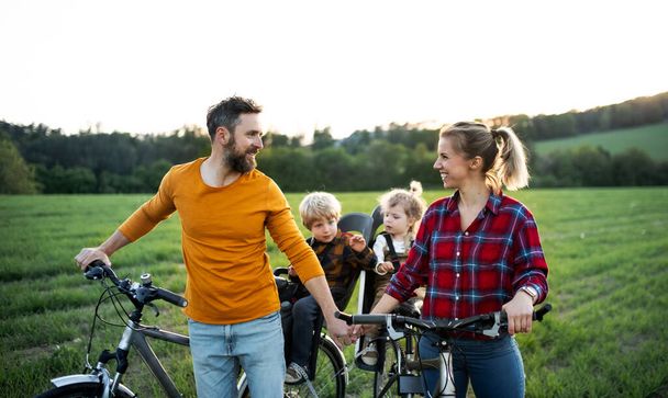 Family with two small children on cycling trip, resting. - Zdjęcie, obraz