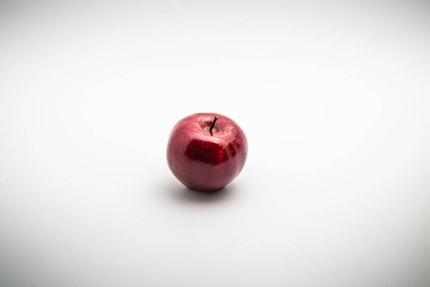 Закрыть снимок красного блестящего пунктирного яблока, изолированного на белом фоне с пространством для копирования
 - Фото, изображение