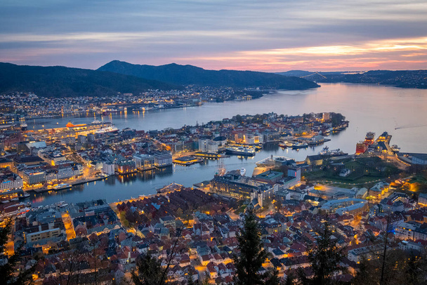 Bergen stad 's nachts in Noorwegen   - Foto, afbeelding