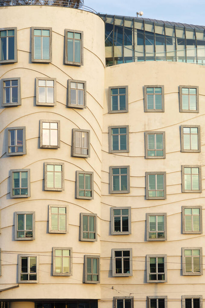 Praha, Česká republika - 12. října 2008: "Tančící dům", známý také jako "Ginger a Fred", který navrhli architekti Frank Gehry a Vlado Milunic. - Fotografie, Obrázek