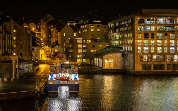 Берген ночью в Норвегии  - Фото, изображение