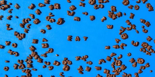 colazione veloce di fiocchi di cioccolato a forma di lettere da cui è disposto Mangiare. alimentazione sana. Vista dall'alto, piatta
 - Foto, immagini