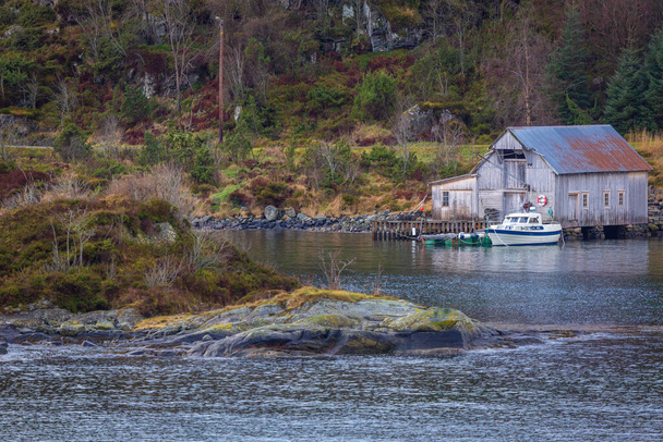 Casas de madeira na Ilha Vattoya no Mar Norueguês - Foto, Imagem
