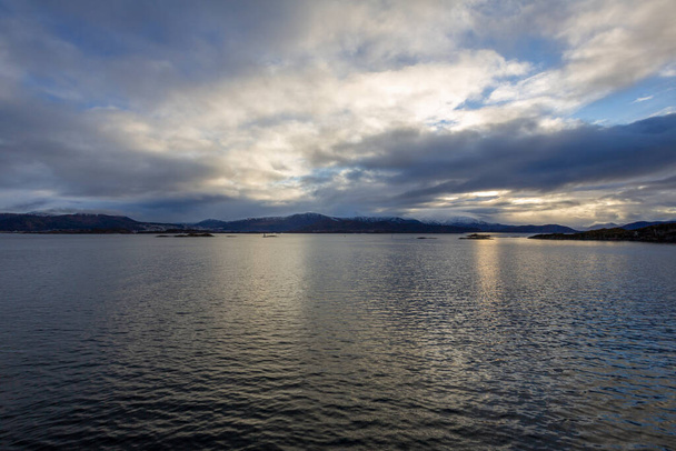 Красивый пейзаж побережья Норвежского моря - Фото, изображение