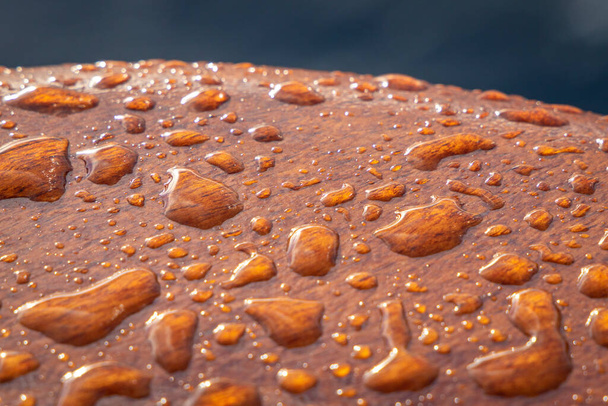 Nahaufnahme von Regentropfen auf ein Bootsgeländer aus Holz - Foto, Bild