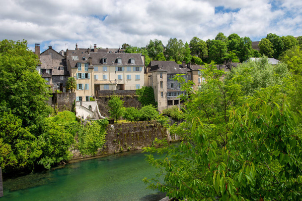 een Frans landschap op het platteland aan de rivier de Oloron. Oloron Sainte Marie, Frankrijk - Foto, afbeelding