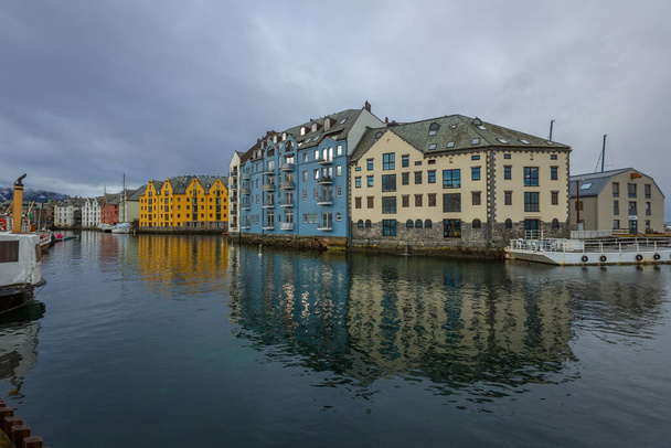 Красочные старые дома в стиле модерн в Алезунде у Норвежского моря - Фото, изображение